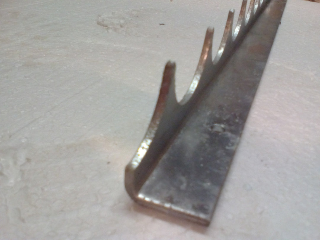 Bordure défensive acier-inox, pliée à visser