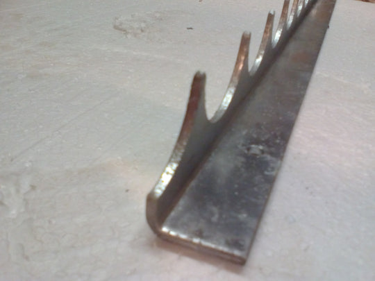 Bordure défensive acier-inox, pliée à visser