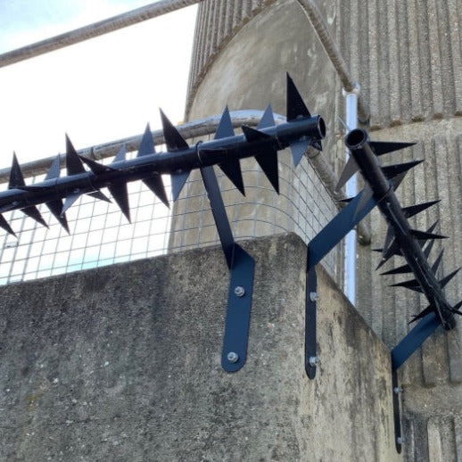 Les supports doivent être fixés au centre de Vandgard® Rota Spike au-dessus des murs ou à l’arrière des clôtures avec un dégagement ne dépassant pas 50 mm. Boulonné, serré ou soudé aux clôtures, aux murs et aux soffites. Vandgard® Rota Spike doit être supporté à des intervalles de 2 mètres.